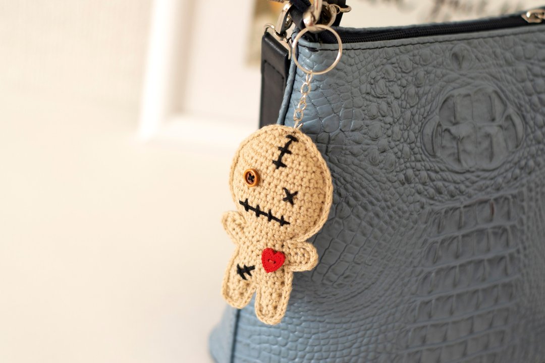 Keychain Voodoo Doll, Halloween, keyring crochet charm, heart, 针织玩具, 吊飾, 包包掛飾 - 钥匙链/钥匙包 - 棉 咖啡色