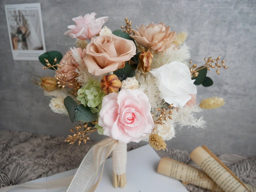 自然型手绑不凋捧花【柔光秘境】永生花/拍婚纱/登记结婚花束 - 干燥花/捧花 - 植物．花 卡其色