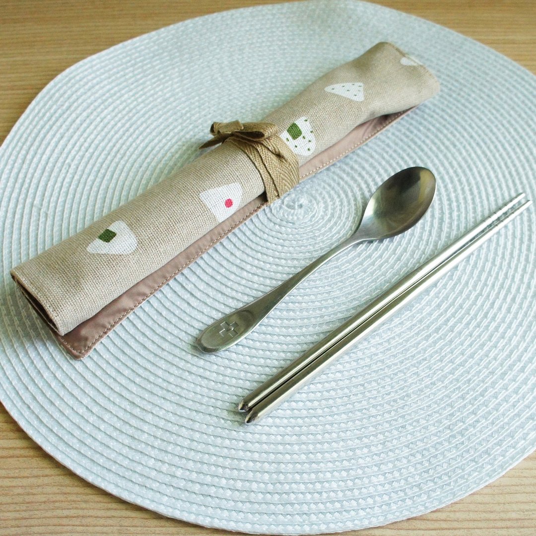 Lovely【御饭团卷轴餐具袋、麻色】工具袋、笔袋【内里防水】 - 筷子/筷架 - 棉 卡其色
