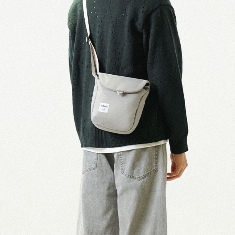 【新色】防泼水日常斜背包 DESI ECO 磁扣开口方便收纳 (柔灰色) - 侧背包/斜挎包 - 环保材料 灰色