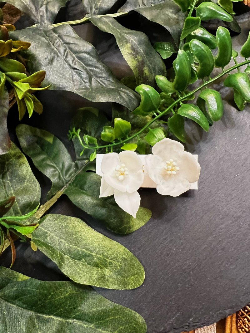 冒牌老板娘 Kingboss日本陶瓷土花朵不对称耳环2022G - 耳环/耳夹 - 粘土 白色