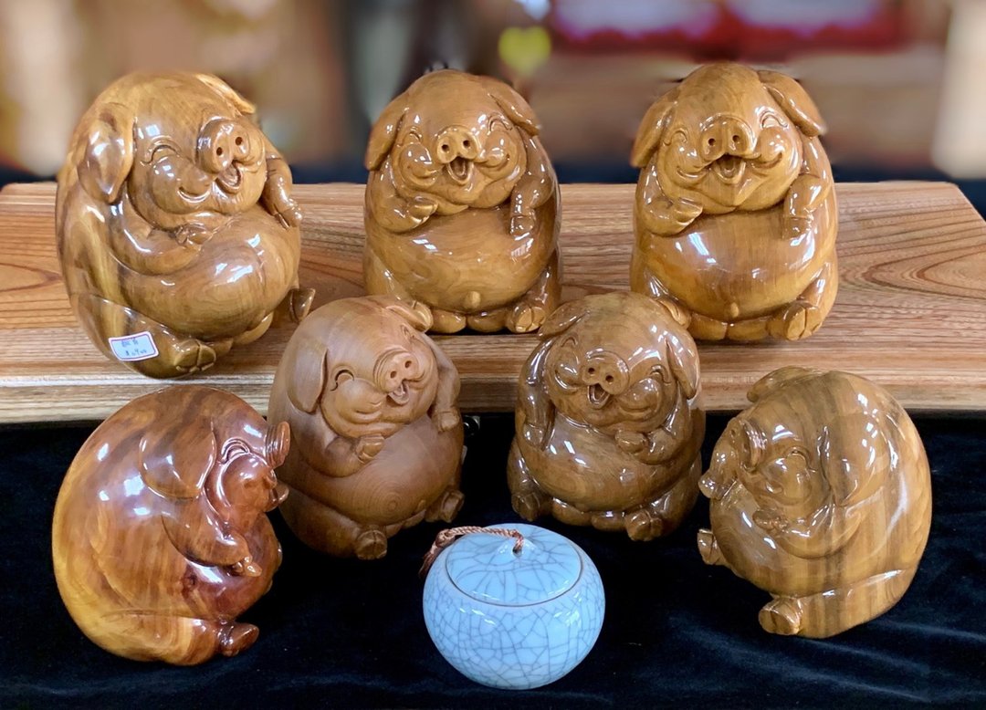精雕肖楠招财猪 - 摆饰 - 木头 咖啡色