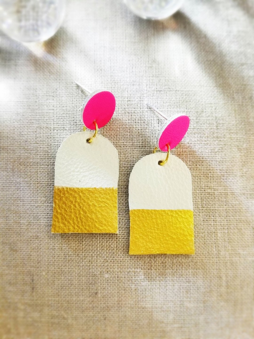 Handmade leather white gold pink color - 耳环/耳夹 - 真皮 多色