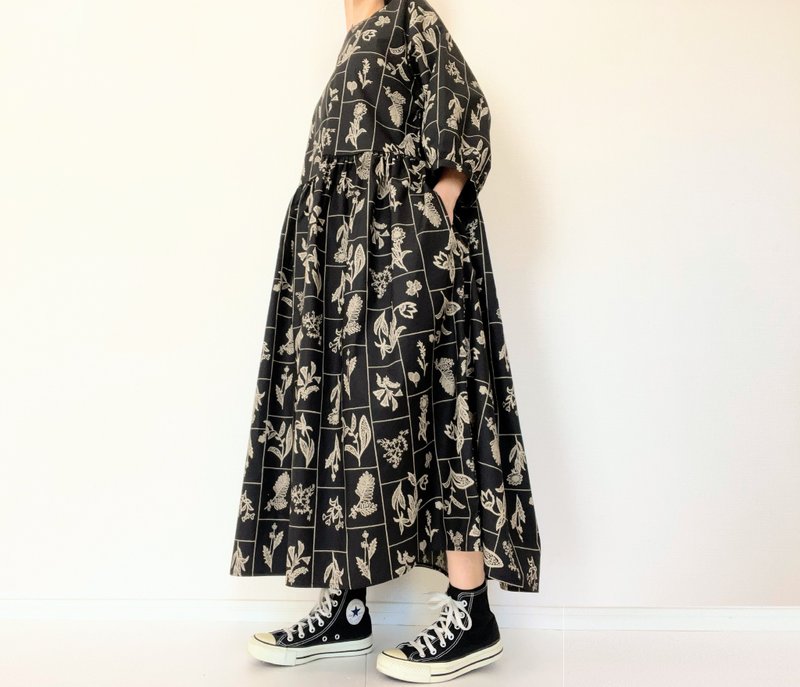 柔和刺绣风花卉图案 ∣ 灯芯绒 ∣ 成熟自然长袖连衣裙 ∣ 秋冬 - 洋装/连衣裙 - 棉．麻 黑色