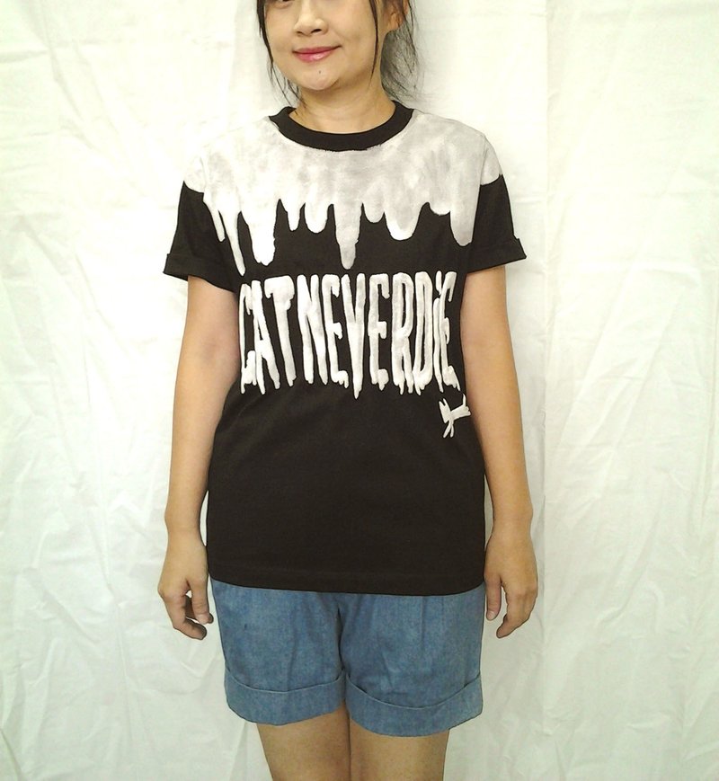 【夏日新品】香港设计自家品牌不死猫手绘猫爪滴漏型格字款泡泡白色凸浆直身黑色棉质ㄒ-恤/定制/亲子装 - 女装 T 恤 - 棉．麻 黑色