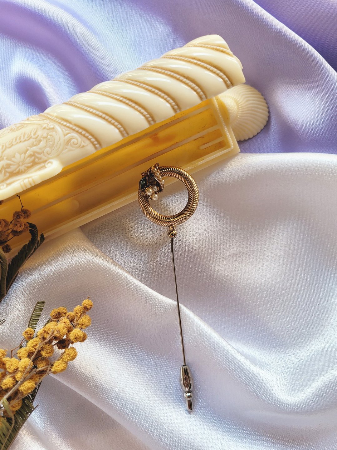 美国西洋古董饰品 / 金纹圆框珍珠珐琅典雅帽针/棒针Stick Pin - 徽章/别针 - 其他金属 