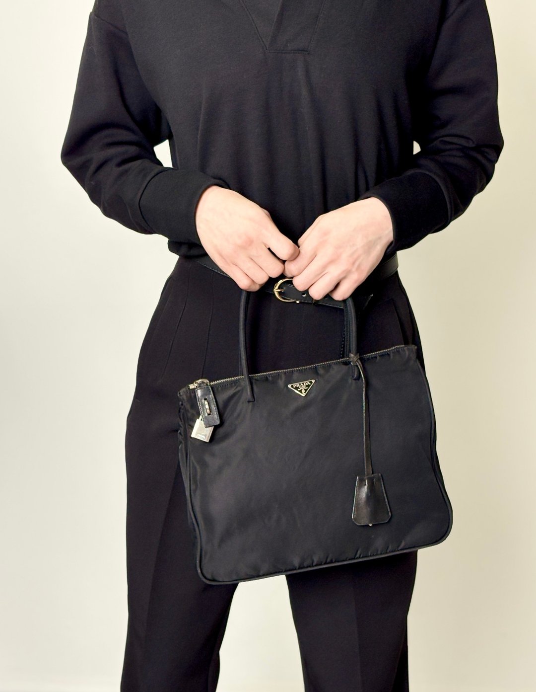 【VintageShop solo 日本直送中古包专卖店】PRADA 普拉达 托特包 黑色 经典三角标志 尼龙 附锁头 vintage 古着 a6ap6j - 手提包/手提袋 - 尼龙 黑色