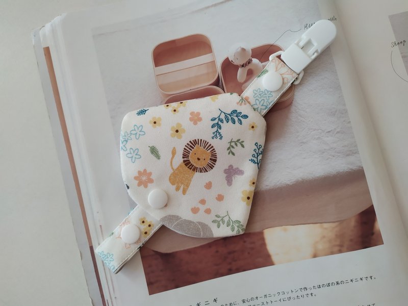 【5日内出货】白底狮子 二合一奶嘴夹 奶嘴防尘套+奶嘴夹 双重 - 满月礼盒 - 棉．麻 多色