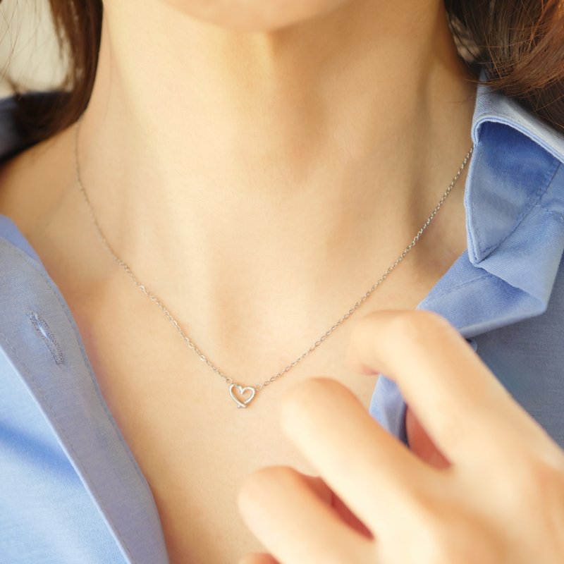 槌目纹爱心与锆石闪耀 纤细项链 / 医疗级不锈钢 银色 - 项链 - 其他金属 银色