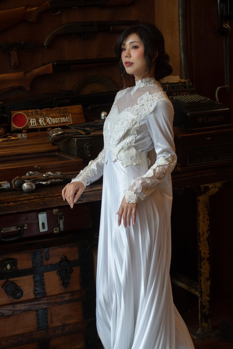 料质fabric 80年代高领刺绣披肩拖尾古董婚纱 - 晚装/礼服 - 其他人造纤维 白色