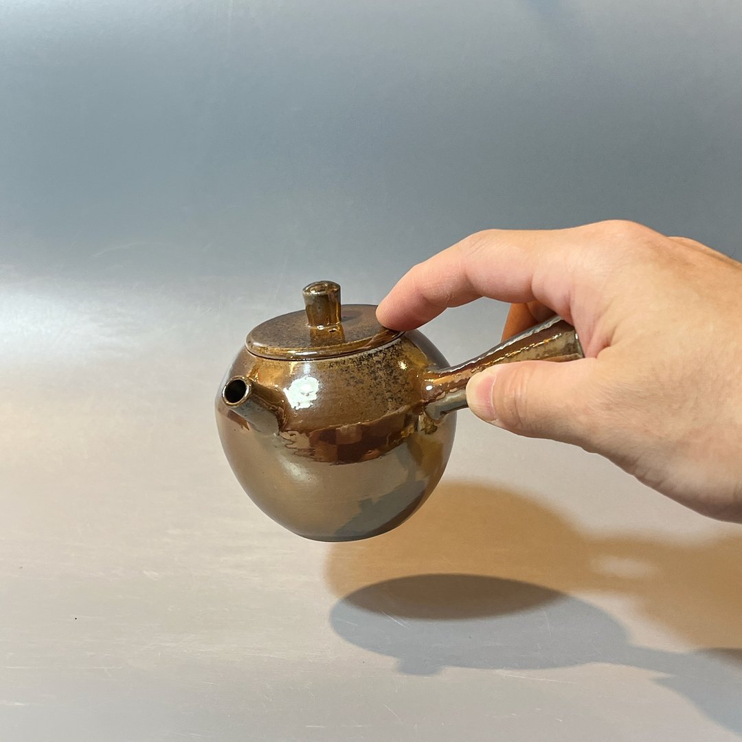 柴烧古铜金彩侧把茶壶 / 个人150cc小壶  / 小平凡手作 - 茶具/茶杯 - 陶 