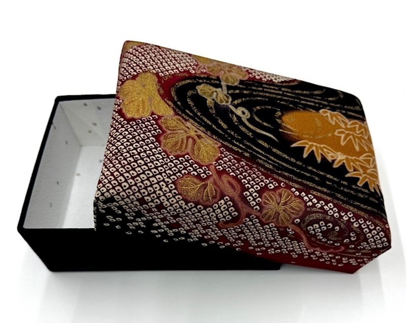 TAKARABAKO——用日本和服布料覆盖的储物盒。日本制造。体验日本 - 收纳用品 - 丝．绢 黑色