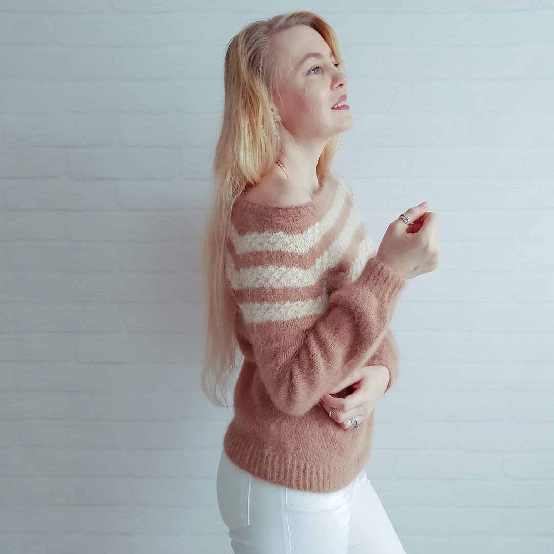 Delicate knitted caramel-colored angora jumper with decorative beige inserts - 女装针织衫/毛衣 - 羊毛 金色