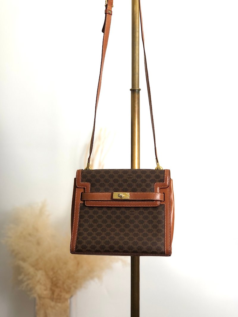 【 日本直送 名牌中古包 】CELINE  સેલિનિ માકાડમ 侧背包 棕色 锁扣 凯莉包 PVC 皮革 迷你包 wgfg5n - 侧背包/斜挎包 - 防水材质 咖啡色