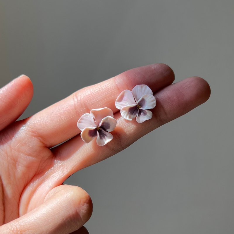 手染渐层粉紫 三色堇耳环 耳针/耳夹 - 耳环/耳夹 - 陶 紫色