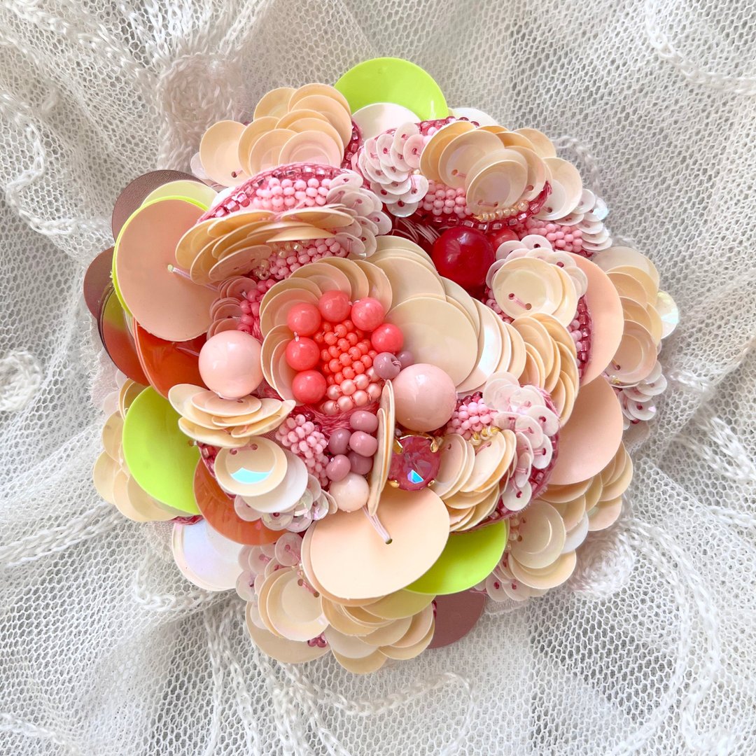 胸针 胸花  珠子和亮片  手作饰品 - 胸针 - 其他材质 