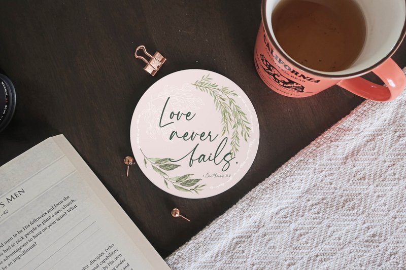 爱的真谛经文杯垫 | 哥林多前书十三章8节 | 1 Corinthians 13:8 - 杯垫 - 陶 粉红色