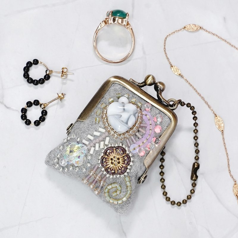 迷你珠饰绣零钱包 No.81, 灰色×羊毛, 可作项链・包包吊饰, 饰品收纳包, 独一无二 耳环 新娘饰品 耳夹 - 吊饰 - 羊毛 灰色