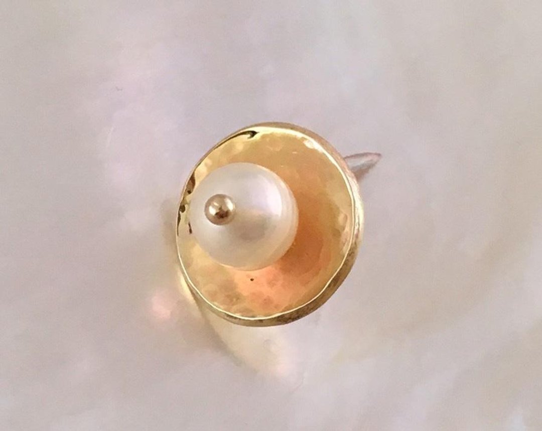 A grain of the sea ◇ Brass forging ◇ Freshwater pearl pin brooch - 胸针 - 宝石 