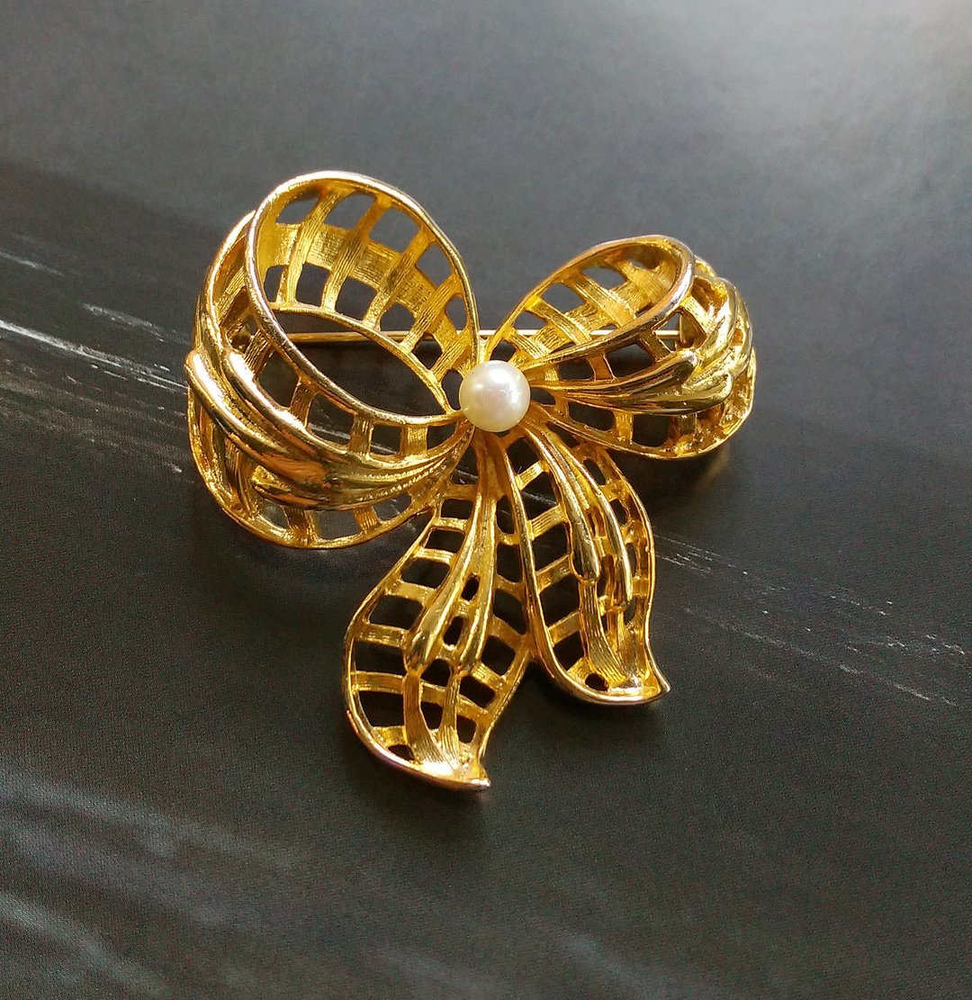 立体蝴蝶结别针 - 篓空仿珠。西洋古董饰品 - 胸针 - 其他金属 金色