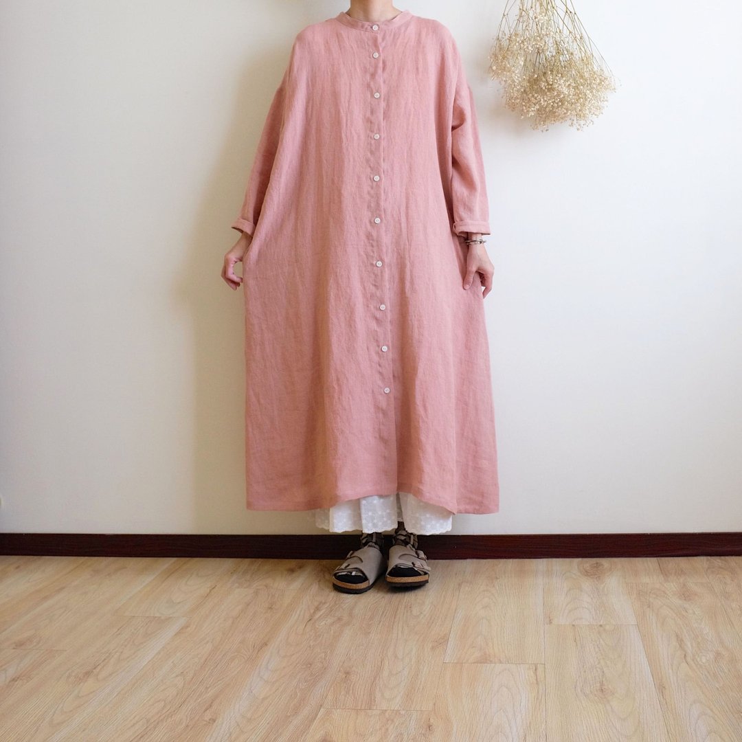日常手作服 粉色亨利小立领开扣长袖洋装 水洗亚麻 - 洋装/连衣裙 - 棉 粉红色