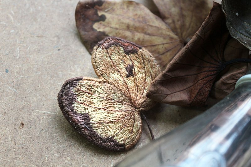 手工刺绣胸针/别针 艳紫荆 Red-flowered - 胸针 - 绣线 多色