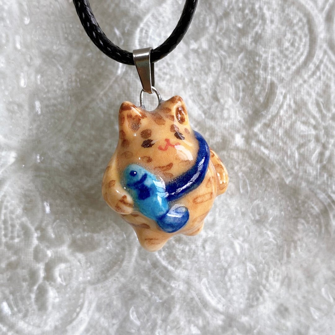 【母亲节礼盒】香水精油项链-背鱼侧背包的橘猫|手作陶艺 - 项链 - 瓷 橘色