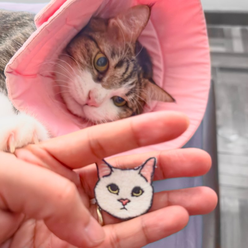 彩虹衬衫 Neko Pin (Shiro) — 手工刺绣胸针 - 胸针 - 亚麻 白色