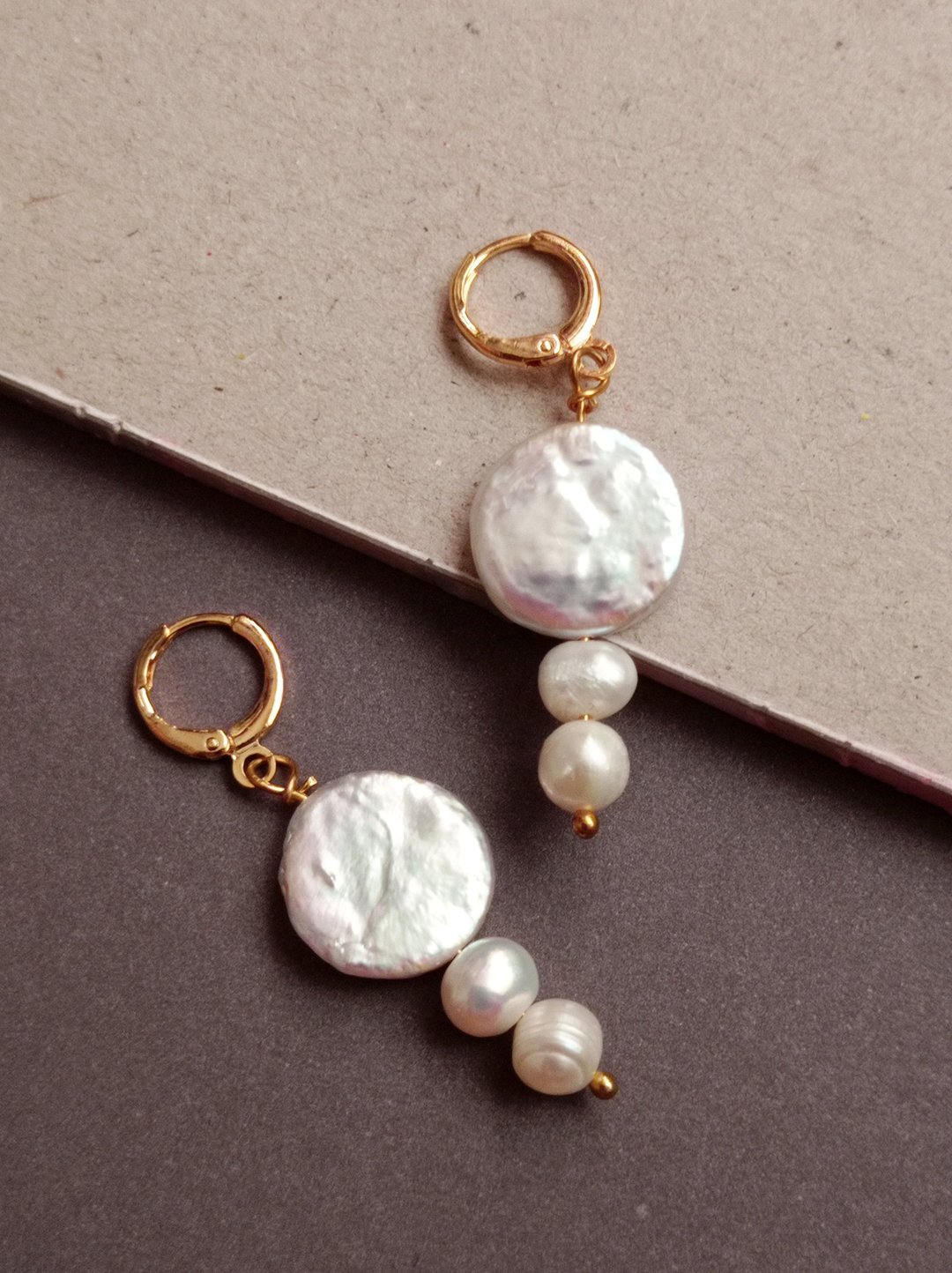 Ifemi Jewels | 简约白珍珠垂坠耳扣式耳环 - 耳环/耳夹 - 其他材质 金色