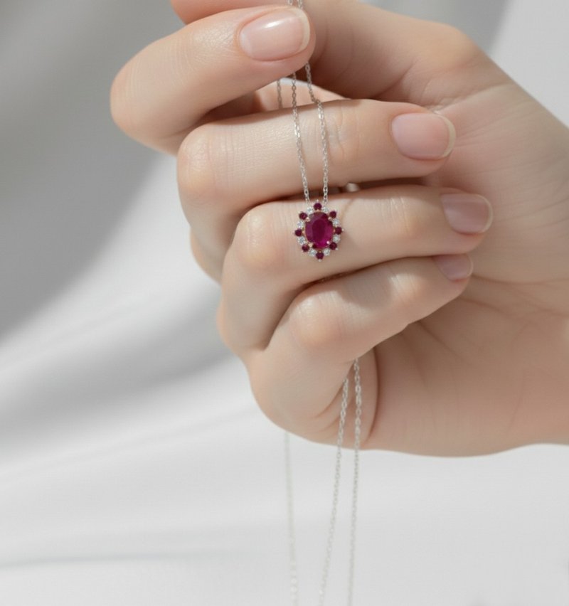 天然红宝石坠饰，周围镶嵌白色宝石，银质戒台，搭配银项链。天然宝石，一份心意。 - 项链 - 纯银 咖啡色