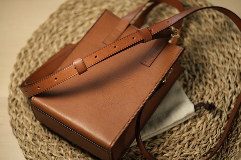 Herry Hsieh - 手机包 / 侧背 / 手提 白兰地棕 - 侧背包/斜挎包 - 真皮 