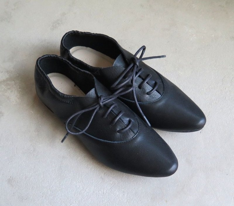 <当作懒人拖鞋也很棒> 脚踝松紧带设计，轻松穿脱又显气质的黑色皮革鞋 - 女款休闲鞋 - 真皮 黑色