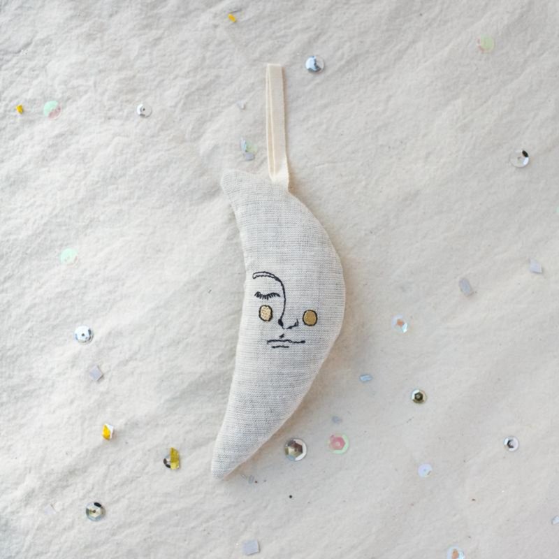 Moon Man, Lavender Ornament, Beige  月男 薰衣草香氛袋－浅灰 - 其他 - 棉．麻 多色