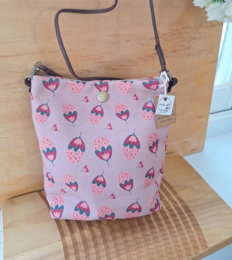 设计师款印花小女生斜背袋-吉儿的草莓花 - 侧背包/斜挎包 - 聚酯纤维 