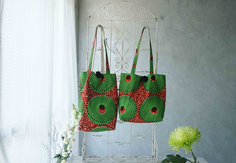 手作-夏日印花非洲布花大毛球托特侧背包-草间迷幻绿 - 手提包/手提袋 - 棉．麻 绿色