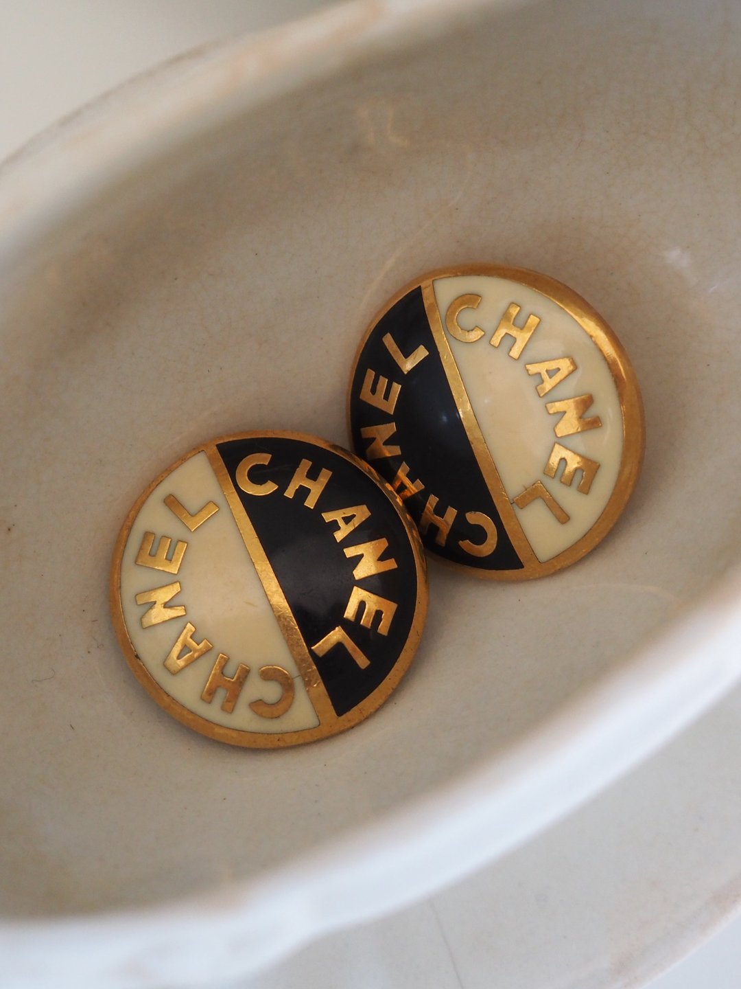 CHANEL 香奈儿 标志 圆形 耳环 黑色 白色 金色 古董饰品 - 耳环/耳夹 - 其他金属 金色