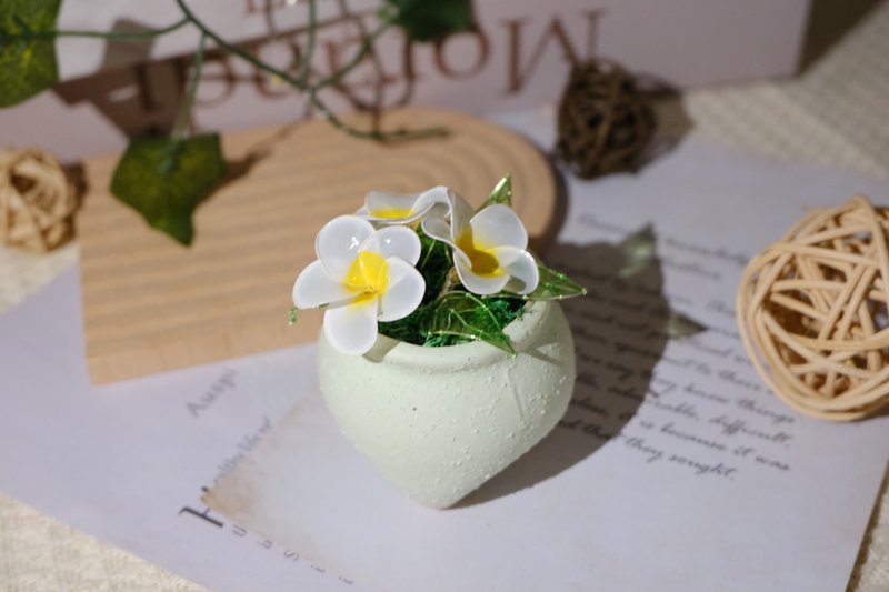 【疗愈•鸡蛋花】疗愈小植/水晶花装饰品/桌上疗愈小物/交换礼物 - 摆饰 - 树脂 白色