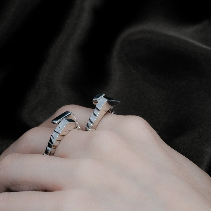 【彩虹】Ambos - 哥德飞扶壁 戒指 Buttress ring (亮银) - 戒指 - 珍珠 银色