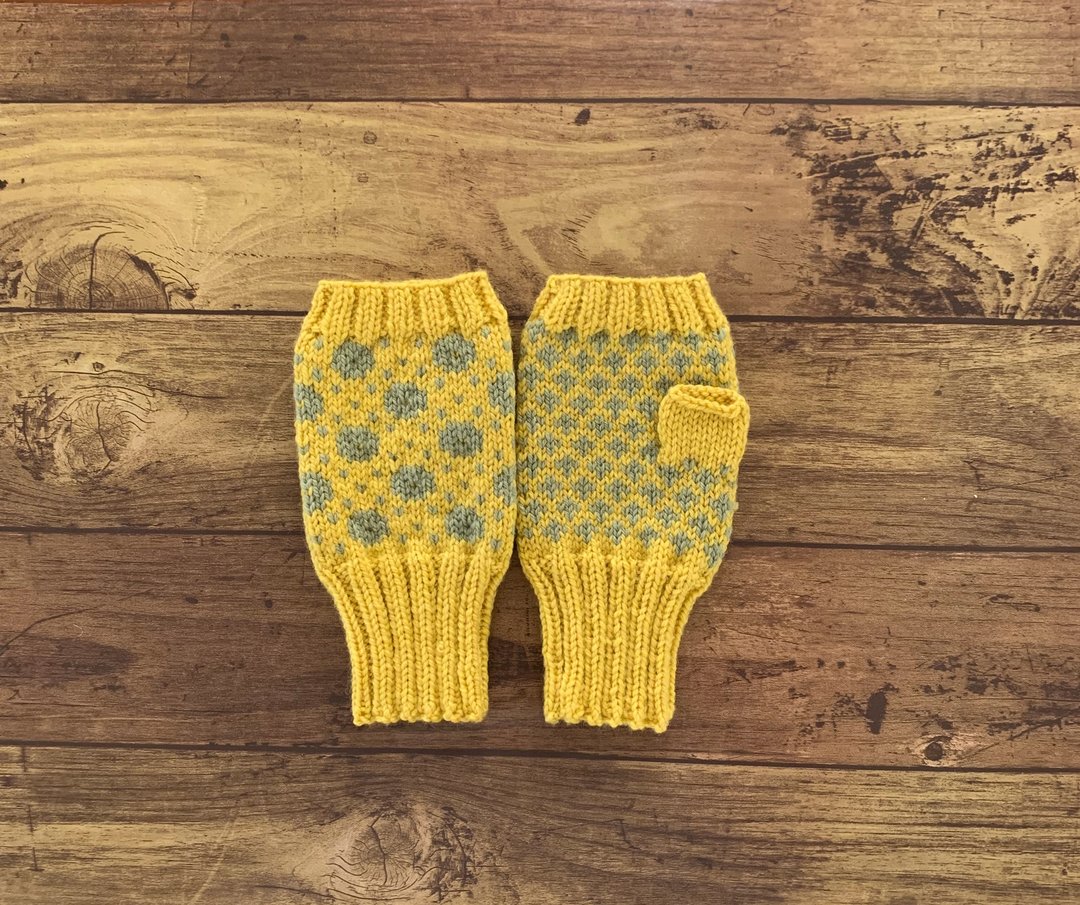 Nordic Traditional Pattern Hand Warmers - Mustard x Green - 女装 T 恤 - 羊毛 黄色