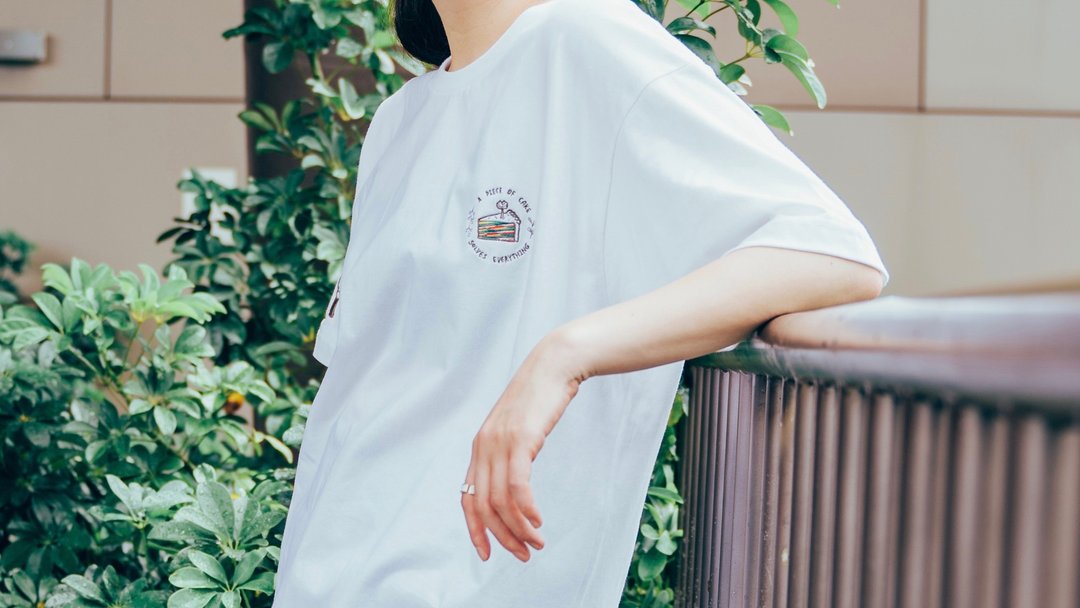 A piece of cake, solves everything. 刺绣Tee - 女装 T 恤 - 棉 白色