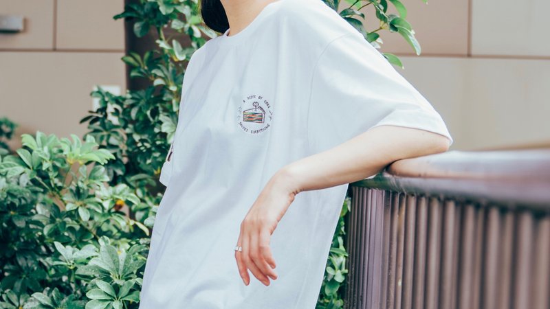 A piece of cake, solves everything. 刺绣Tee - 女装 T 恤 - 棉．麻 白色