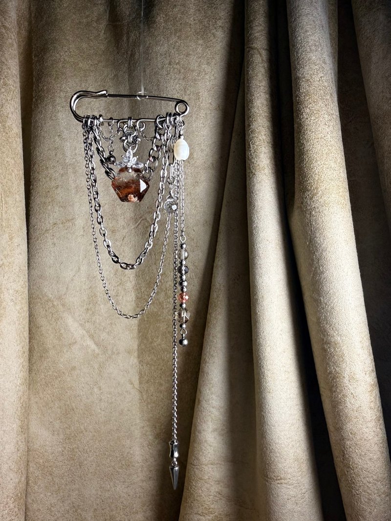 工业哥德之矿影共生—红幽灵水晶别针 - 胸针 - 不锈钢 银色