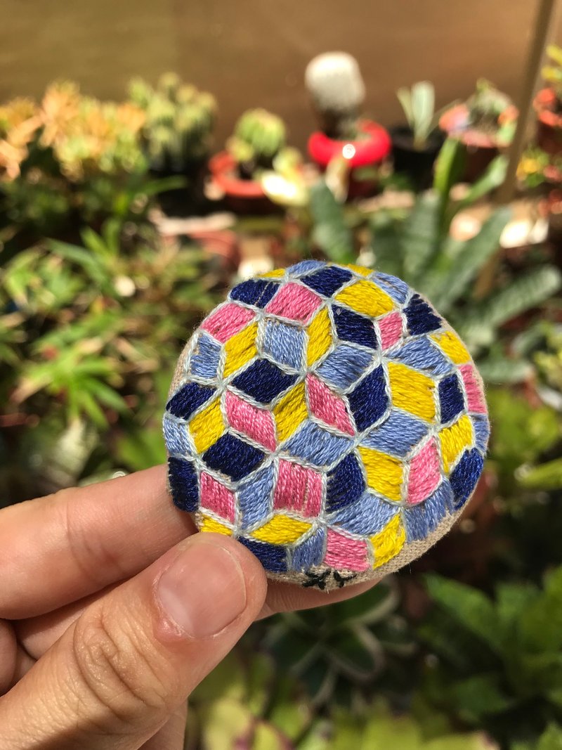 Wednesday 纯手工Hand Embroidered 几何图形刺绣钮扣胸针 - 胸针 - 绣线 多色