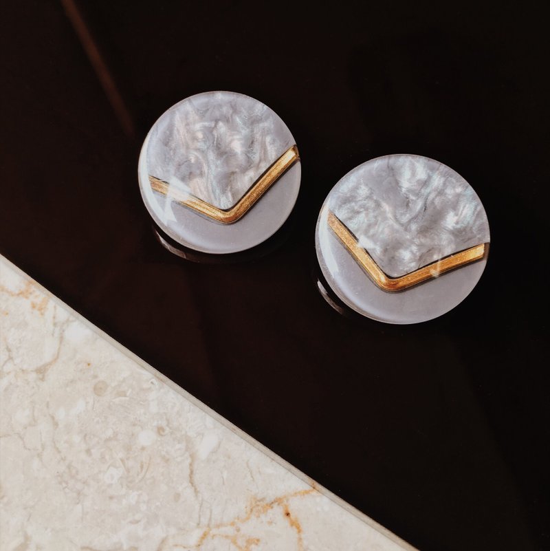 稀少老件 V耳环 耳针 - 耳环/耳夹 - 压克力 银色