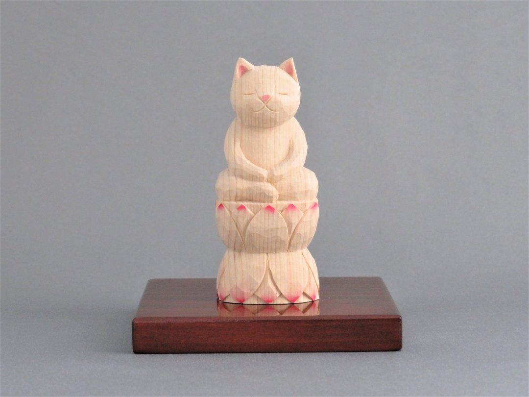 A carving cat, such as the meditation sitting in lotus flower. 001121 - 摆饰 - 木头 白色