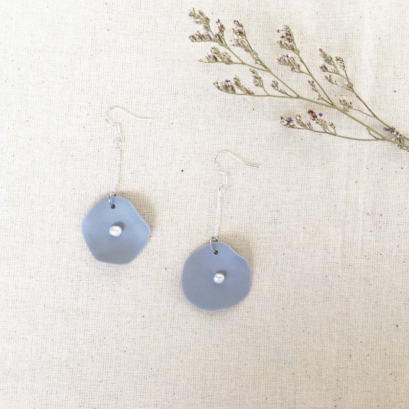 荷叶边珍珠吊坠耳环 －浅灰色 - 耳环/耳夹 - 陶 灰色