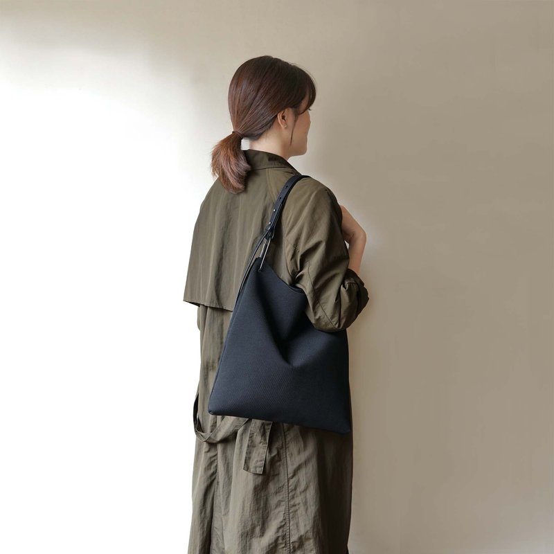 Knitting Isosceles Triangle等腰三角针织包-侧背/肩背/单肩包 - 手提包/手提袋 - 聚酯纤维 黑色