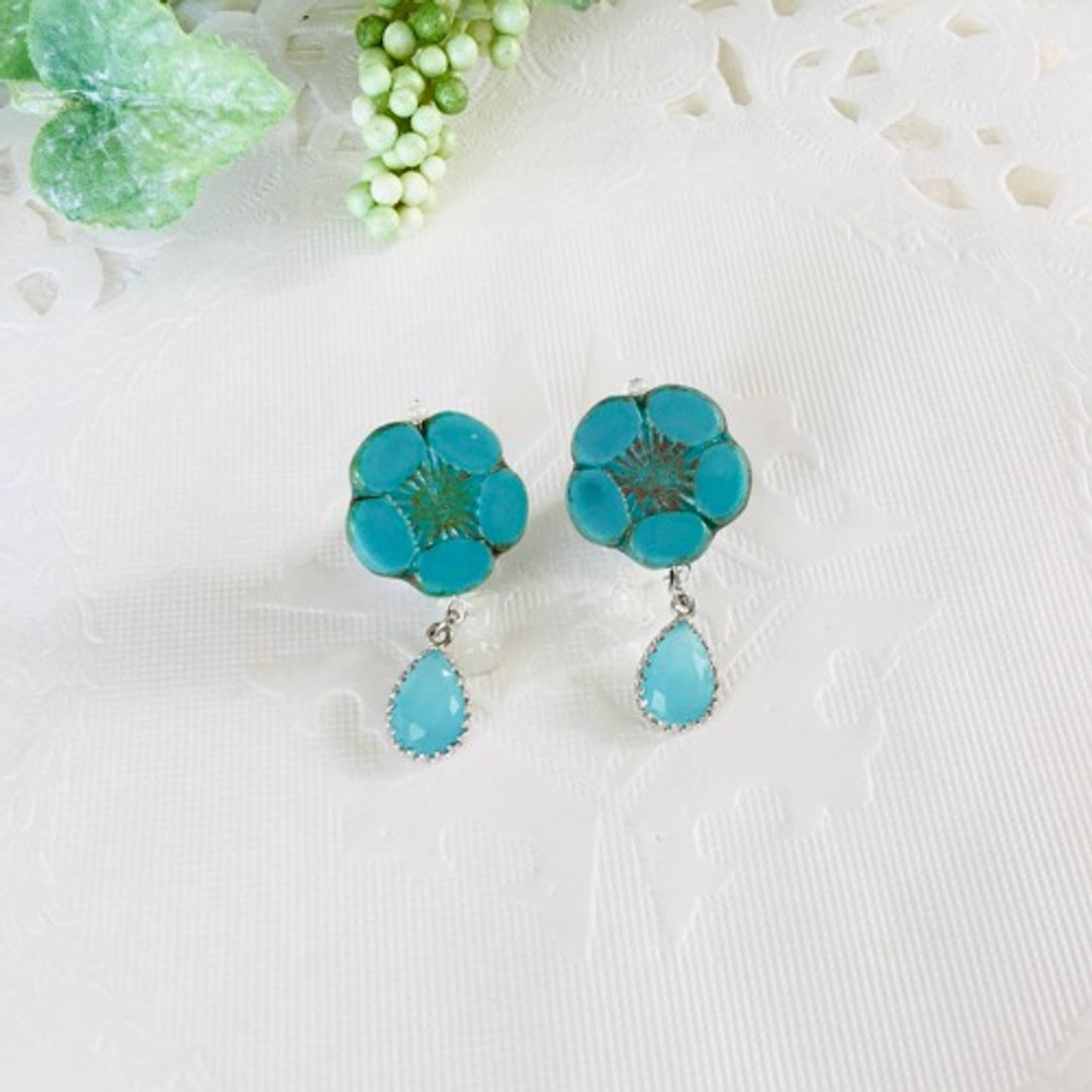 Czech beads and small flower stud earrings (emerald green, Dip Art) - 耳环/耳夹 - 其他金属 