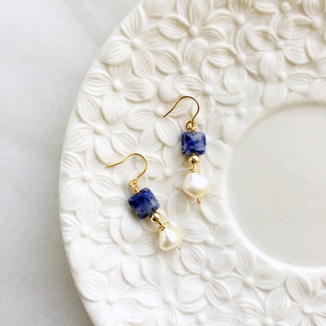【若桑】【岁石记】青花瓷。天然苏打石。14k包金耳环。Sodalite - 耳环/耳夹 - 宝石 蓝色