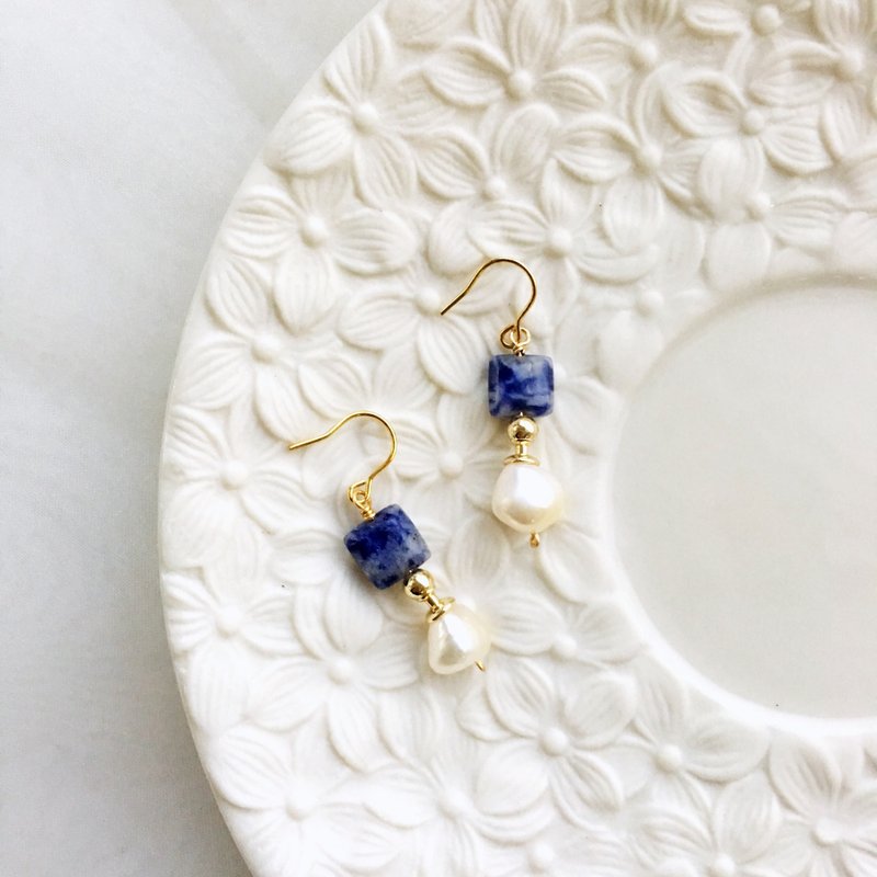 【若桑】【岁石记】青花瓷。天然苏打石。14k包金耳环。Sodalite - 耳环/耳夹 - 宝石 蓝色